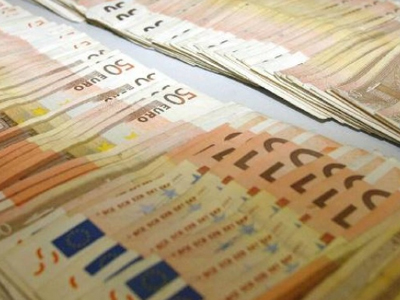 Απώλειες καταγράφει το ευρώ